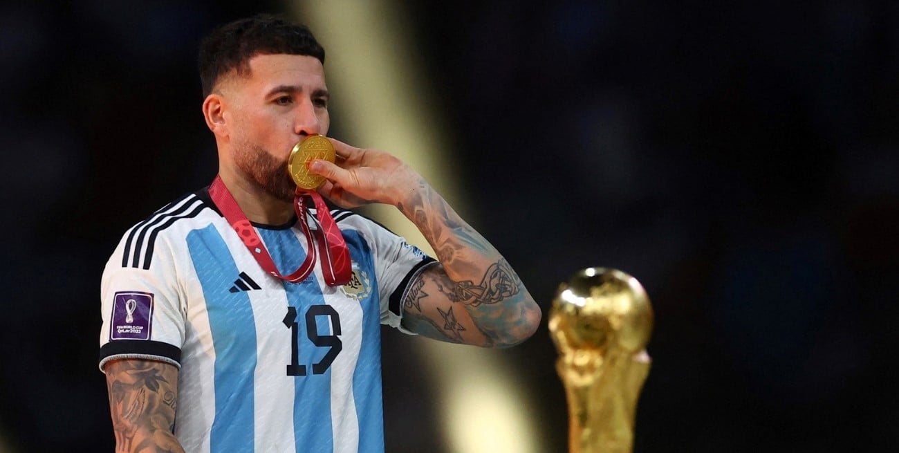 Nicolás Otamendi firmó su contrato con River antes de viajar al Mundial con la Selección