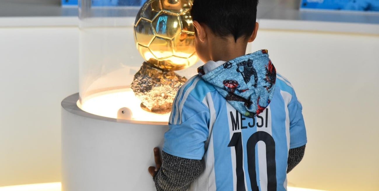 A días del Mundial, Messi enciende la pasión en Santa Fe