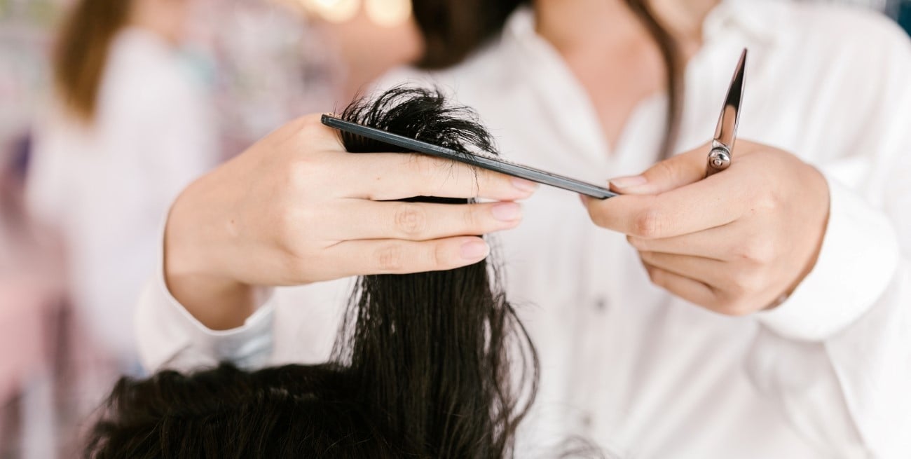 Qué días cortarse el pelo en junio 2026 según el calendario lunar