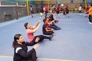Las clases de Educación Física deberían brindar estímulos físicos adecuados para garantizar un crecimiento equilibrado y saludable, previniendo patologías clásicas que surgen por la falta de una actividad planificada y estructurada.