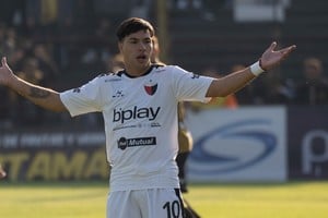 Duro partido para el Sabalero en Isidro Casanova. Crédito: Prensa Colón