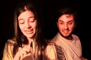 Mara (Azul Kowal) y Martín (Nicolás Decarlini): una joven pareja viviendo en un espacio atravesado de ausencia. Foto: Gentileza Belén Altamirano