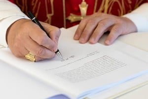 El papa León XIV en la firma de la Carta Encíclica "Magnifica humanitas".