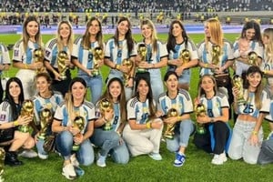 Las parejas de los jugadores en la celebración en el estadio Lusail luego de la consagración del equipo de Lionel Scaloni.
