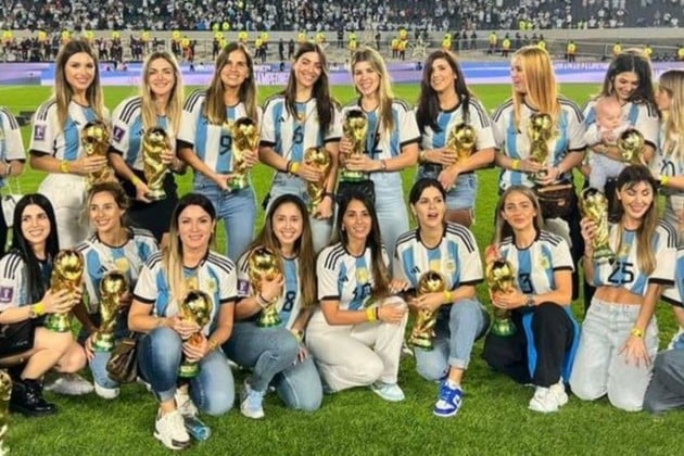 Las parejas de los jugadores en la celebración en el estadio Lusail luego de la consagración del equipo de Lionel Scaloni.
