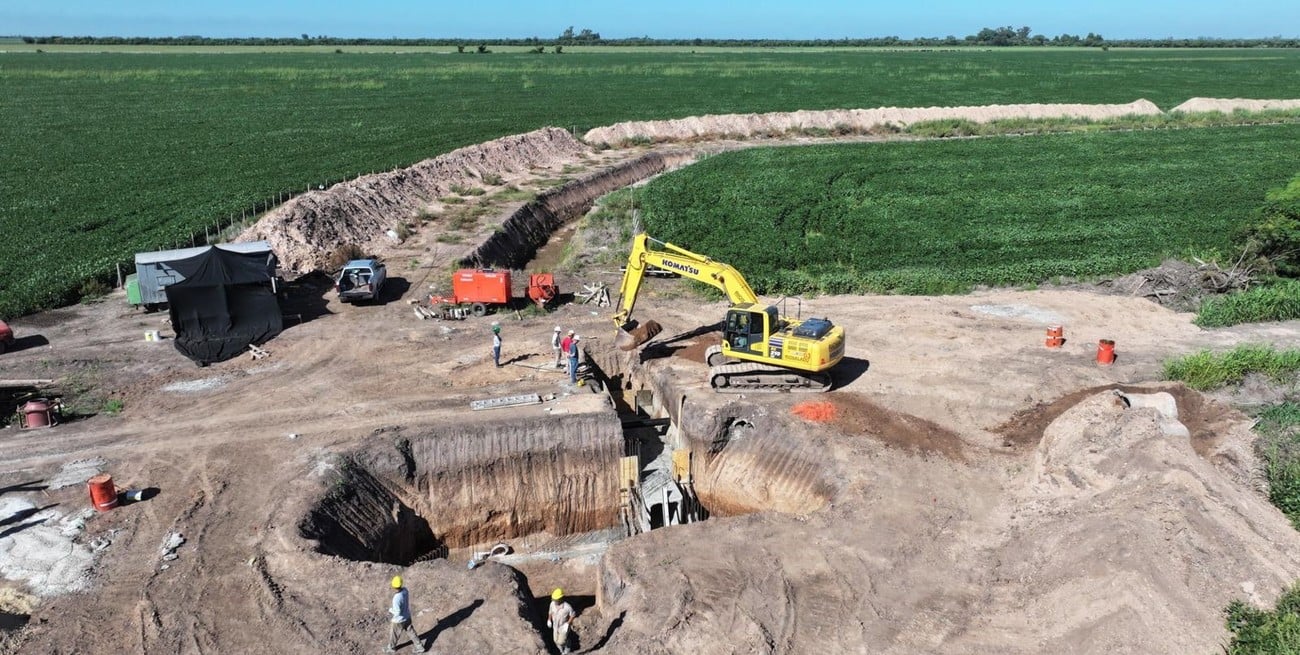 Santa Fe acelera obras hídricas en 100 localidades ante un año de lluvias intensas