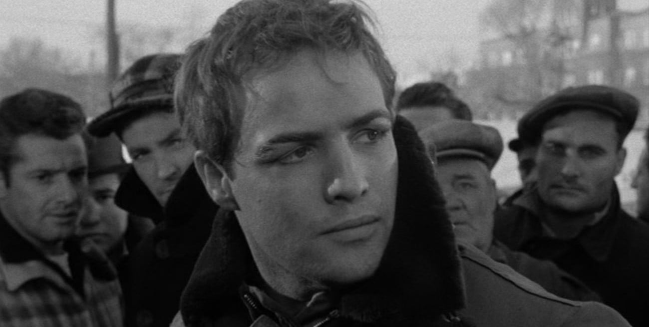 La película que nació de una traición, le dio un Oscar a Brando y hoy se puede ver en Netflix

