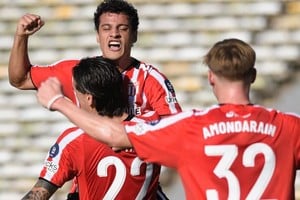Con un gol tempranero y una ventaja desde el punto penal, el conjunto de La Plata controló el partido, asegurando su pase a la siguiente ronda del torneo.