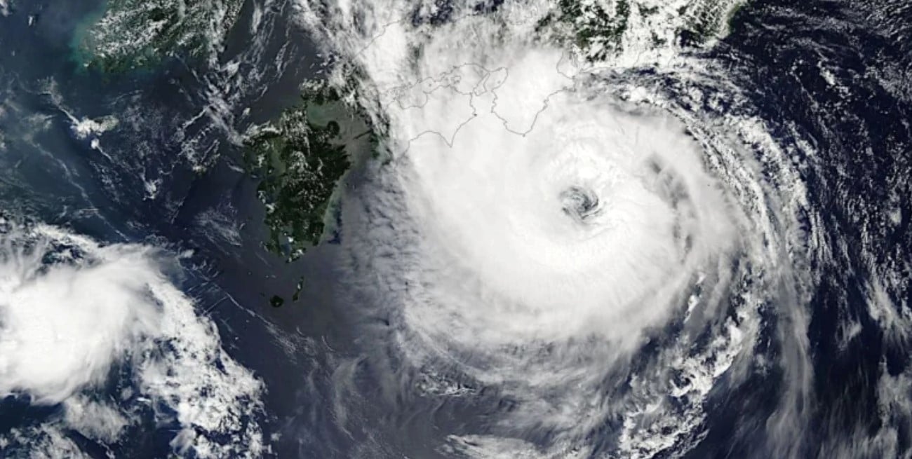 El tifón Jangmi causó tres heridos y la cancelación de 400 vuelos en el sur de Japón