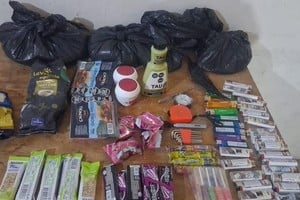 Las mercaderías secuestradas en poder de los implicados. Foto: Gentileza