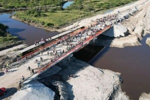 La intervención se enmarca en el plan sostenido de reemplazo de puentes de madera centenarios en el norte provincial.