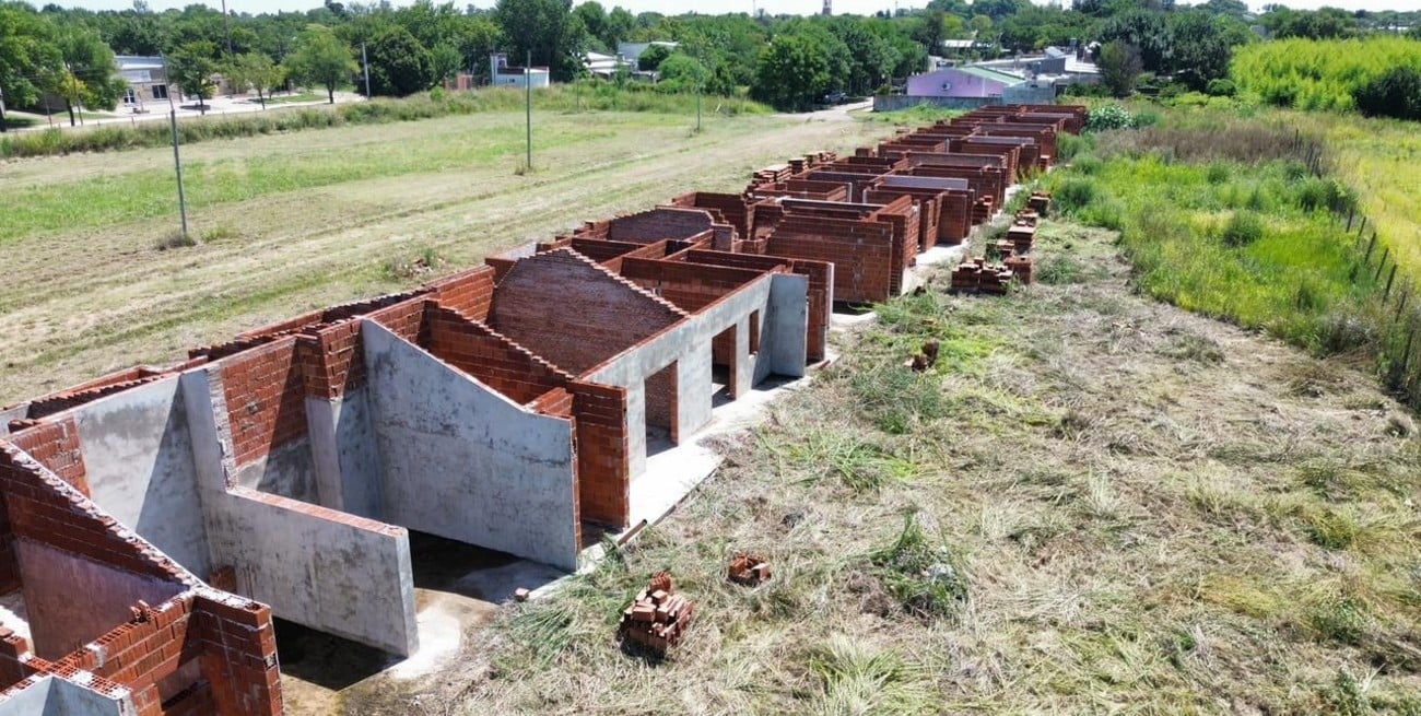 Reactivan la construcción de 42 viviendas en María Juana con financiamiento provincial