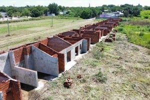 El proyecto, que actualmente presenta un avance del 10%, contempla 42 viviendas de prototipo compacto (incluyendo unidades adaptadas para personas con discapacidad) de dos dormitorios.