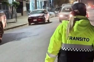 El camión de auxilio tuvo que ser escoltado por móviles policiales.