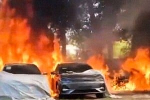 El incendio se propagó rápidamente por la acción del viento y alcanzó un estacionamiento cercano.