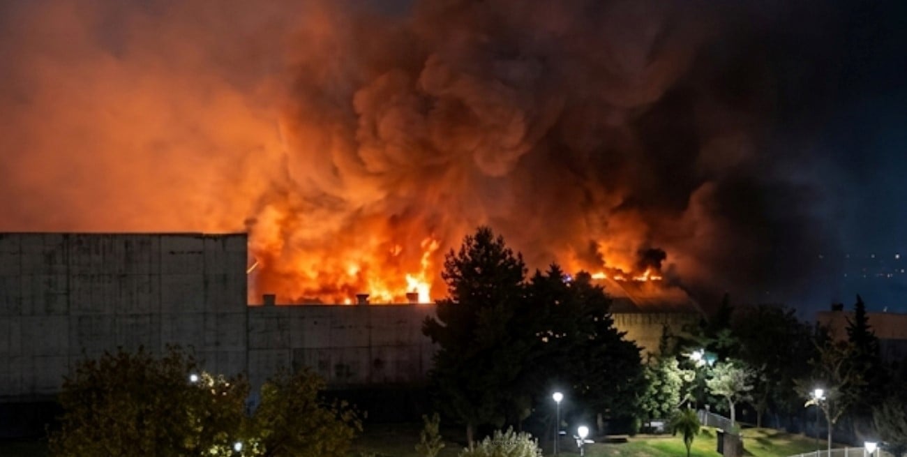 Incendio en Cipolletti: el fuego destruyó un depósito de La Anónima