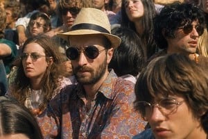 Augusto Munaro, escritor y crítico literario. "Un extraño amor", es fruto de su pasión por el cine mudo."El libro atraviesa cincuenta años (...), aunque por momentos sigue un orden inverso al cronológico. Sin querer condicionar a los lectores, me aventuro a sospechar que esa inestabilidad misteriosa, intermitente con que asoman sus mecanismos, puede llevar a los deleites más inesperados", explica.