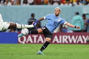 La lesión del mediocampista clave de la selección uruguaya genera incertidumbre a días del Mundial, obligando a Bielsa a considerar opciones tácticas. Foto: Xinhua / Pan Yulong.