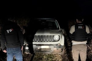 La camioneta fue hallada oculta en zona rural de Cululú. Foto: Gentileza