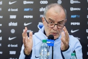 Bielsa respondió seis preguntas en apenas 38 segundos al llegar a México. Foto: Reuters