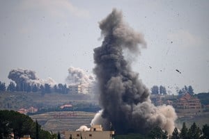 Una densa columna de humo se eleva desde el sur del Líbano tras los ataques israelíes, vista desde Nabatieh, Líbano. Crédito: REUTERS/Stringer
