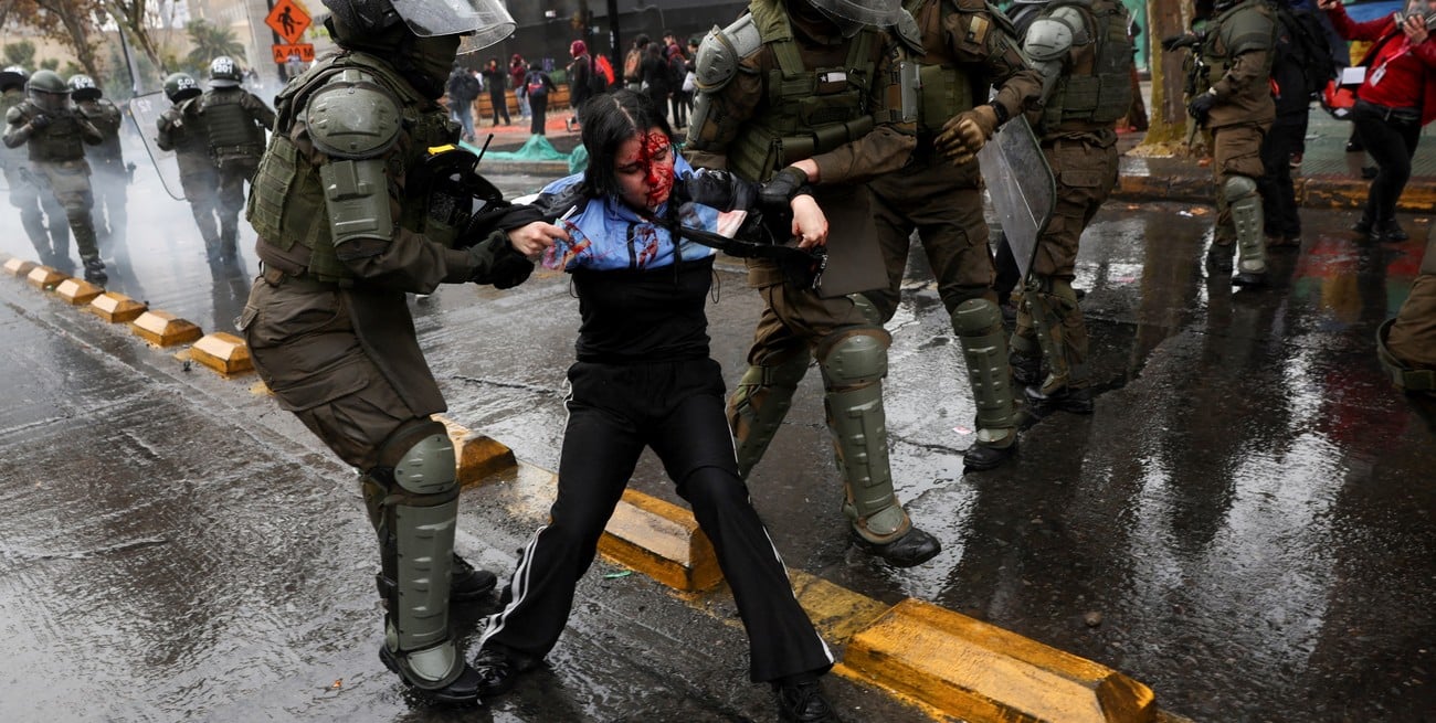 Violentos enfrentamientos entre estudiantes y la policía en una multitudinaria marcha en Santiago de Chile