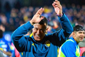 Almirón no conformó a los dirigentes de Central y fue cesanteado.