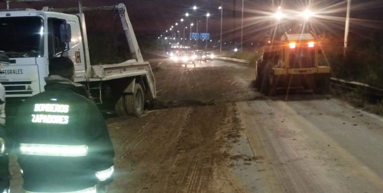 Accidente en Circunvalación Oeste y Teniente Loza: un derrame de arcilla provocó un choque entre un camión y un auto