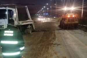 Personal trabajó en el lugar con una retroexcavadora para retirar la arcilla.