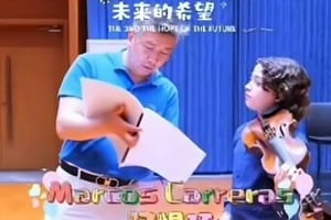 Con el maestro Xia Xiaotang, director de la Orquesta, preparando el material a interpretar, según lo reflejó la televisión local. Foto: Captura de pantalla