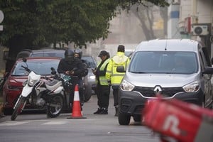 Dos inspectores chequean los papeles de circulación de motociclistas. Foto: Fernando Nicola