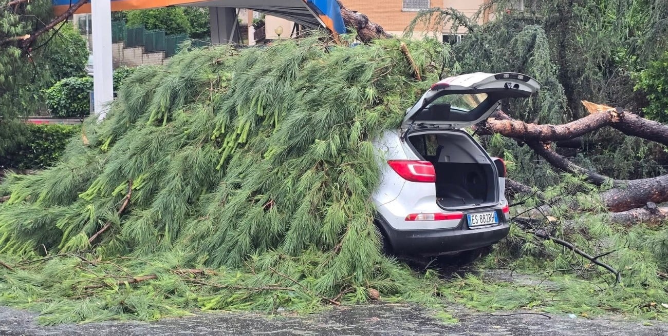 Un inusual tornado azotó el norte de Roma y causó destrozos