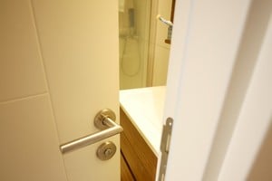 Muchas personas minimizan el problema porque consideran que levantarse al baño forma parte de la rutina normal.