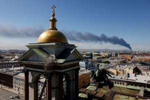 Una densa columna de humo se eleva tras el impacto de drones ucranianos en San Petersburgo. REUTERS/Stringer