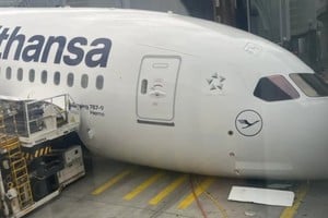 Colapsó el tren de aterrizaje de un Boeing 787 de Lufthansa y hay heridos.