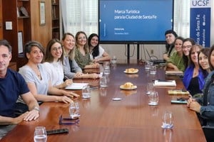 Reunión de la mesa técnica que trabajó en el desarrollo de una marca turística para Santa Fe Capital integrada por representantes del sector público, privado y académico. Foto: Gentileza UCSF.