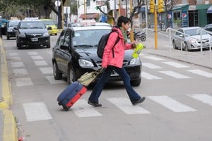 Joven. La demarcación de las sendas peatonales, claves en la seguridad vial.  Foto: Archivo Flavio Raina