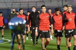 Los jugadores y la copa, antes de encontrarse para siempre. Foto: Pablo Aguirre / archivo