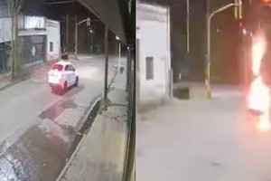 El chofer de un taxi frenó en un semáforo y de un momento al otro, le explotó el auto.