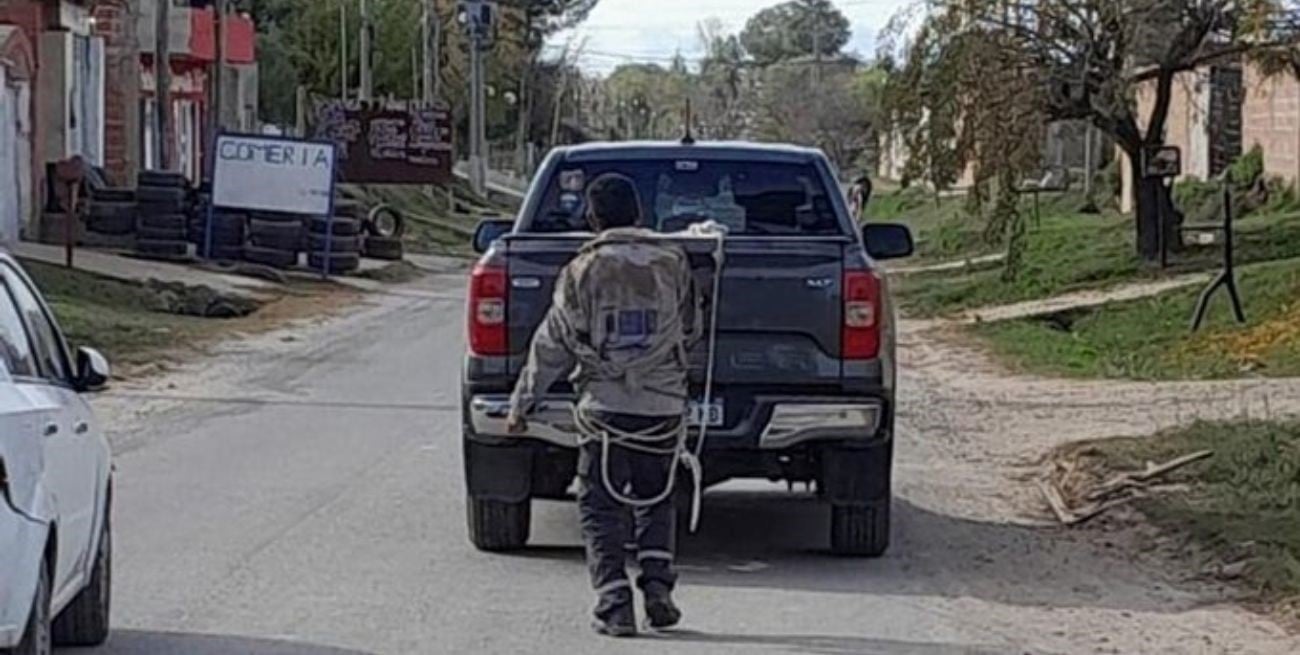 Le robaron, encontró al ladrón y lo arrastró atado a su camioneta: "Esto le hago a las ratas"