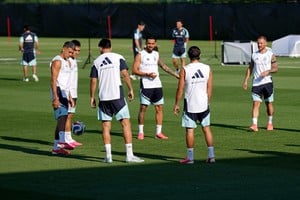Lionel Scaloni define detalles del plantel antes del debut mundialista.
