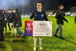 Martín Isanta, figura y goleador en Bigand. Foto: Pablo Busso.