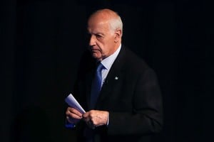 Roberto Lavagna detalló indicios de irregularidades en contratos viales durante el kirchnerismo, con sobreprecios del 20% y cartelización en obras clave. Foto:  REUTERS / Agustin Marcarian.