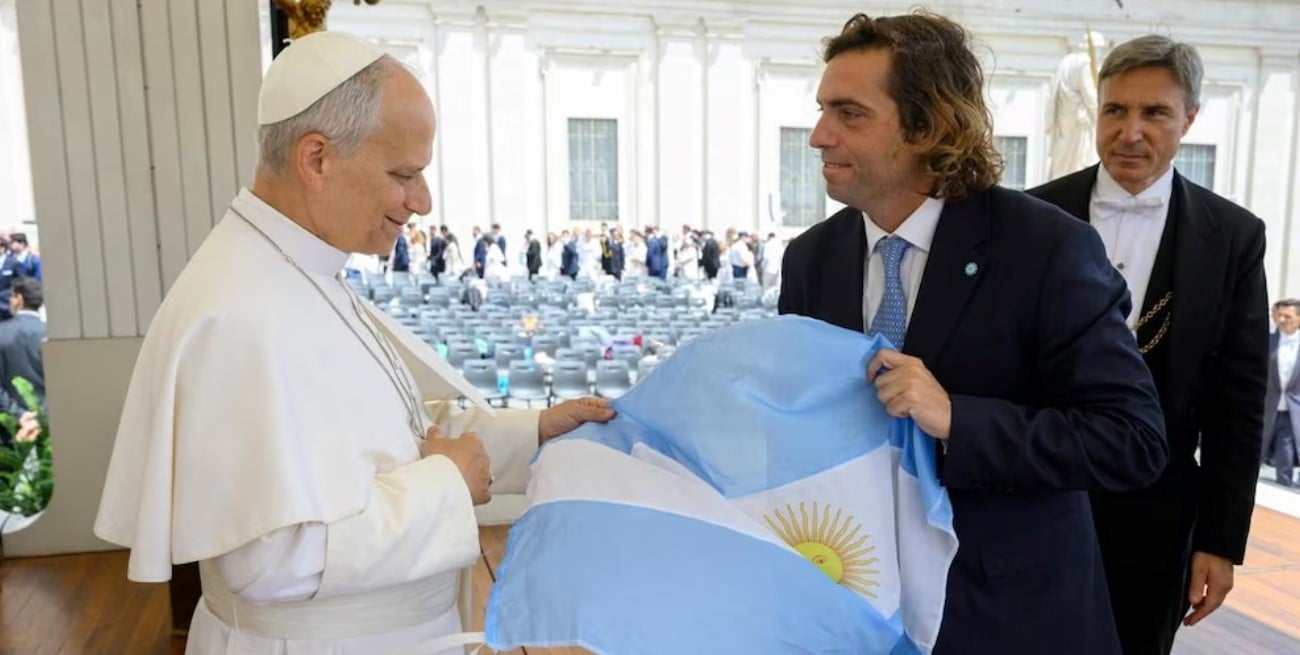 El Papa León XIV recibió a una delegación argentina y bendijo la bandera nacional