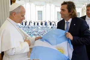 El Papa León XIV bendijo la bandera nacional.