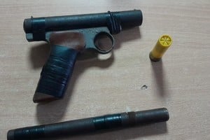 El arma de fabricación casera que fue secuestrada. Foto: Gentileza