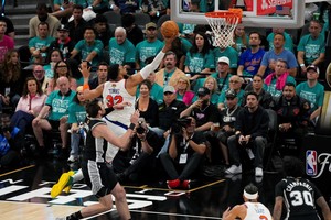 Los Knicks remontaron una desventaja de 14 puntos para quedarse con el juego.