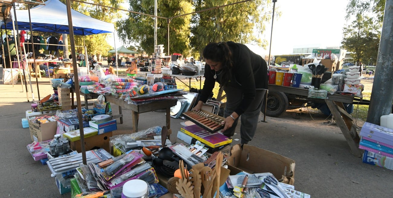 “La gente se la rebusca”: tres ferias populares concentran unos 1.100 puestos en Santa Fe

