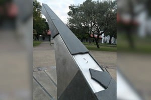 En el sur de Santa Fe, el enigmático reloj de sol continúa vandalizado: cómo piensan restaurarlo