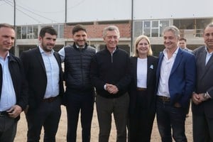 Lisandro Enrico, ministro de Obras Públicas, Leonel Chiarella,  intendente de Venado Tuerto; Maximiliano Pullaro, gobernador de Santa Fe; el expresidente, Mauricio Macri; Gisela Scaglia, diputada nacional; Fernando de Andreis, diputado nacional y Juan Pablo Poletti, intendente de Santa Fe.